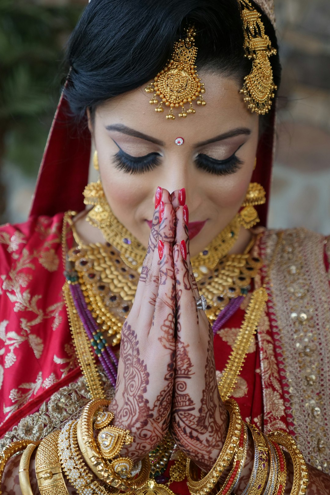 indian-bride-wearing-gold-bridal-jewelry
beautiful bride getting ready pictures 

https://www.fineartproduction.com/indian-bride-getting-ready-pictures